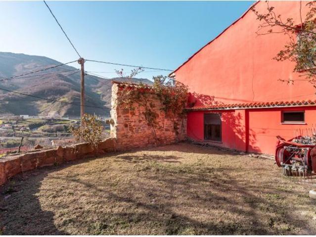 Joya Rural en Corneyana: Casa con Finca Edificable y Gran Potencia