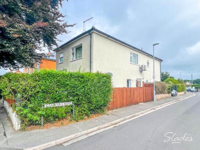 Jumpers Avenue, Christchurch, Dorset 1 bed flat to rent £950 pcm £219 pw