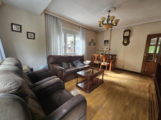 JUNTO PLAZA DE MADRID ZONA SALESAS 4 DORMITORIOS, 2 BAÑOS Y GARAJE
