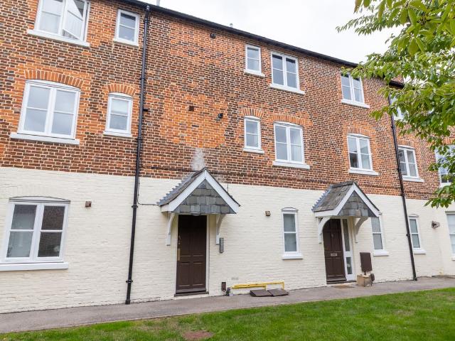 Junction Road, Andover SP10, 2 bed flat to rent, £1,050 pcm | PrimeLocation