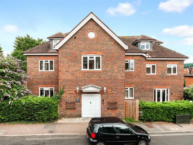 Junction Road, Dorking, Surrey, RH4 2 bed apartment to rent £1,575 pcm £363 pw