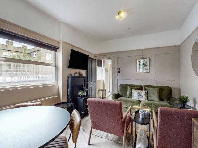 Junction Road, Ealing W5, 2 bed cottage to rent, £2,950 pcm | PrimeLocation