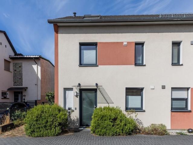 Jung & Kern Immobilien – Familienfreundliches Reiheneckhaus mit Garten, Dachstudio & Garage