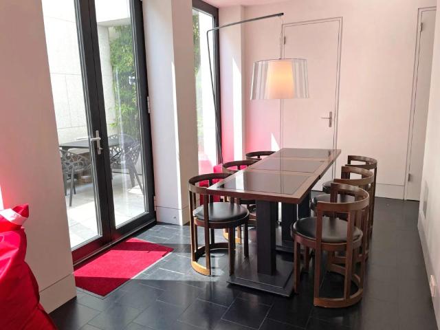 Junge Wohngemeinschaft in herausragenden City Apartments