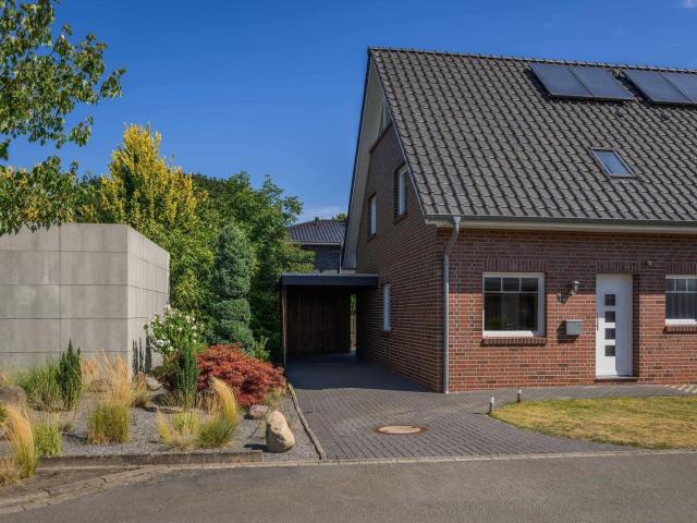 Junge DHH mit Carport in Friedrichsfehn