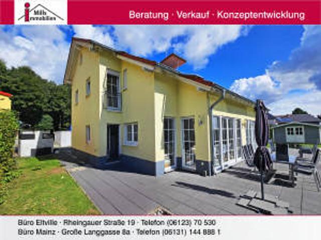Junges Einfamilienhaus mit Terrasse und sonnigem Garten