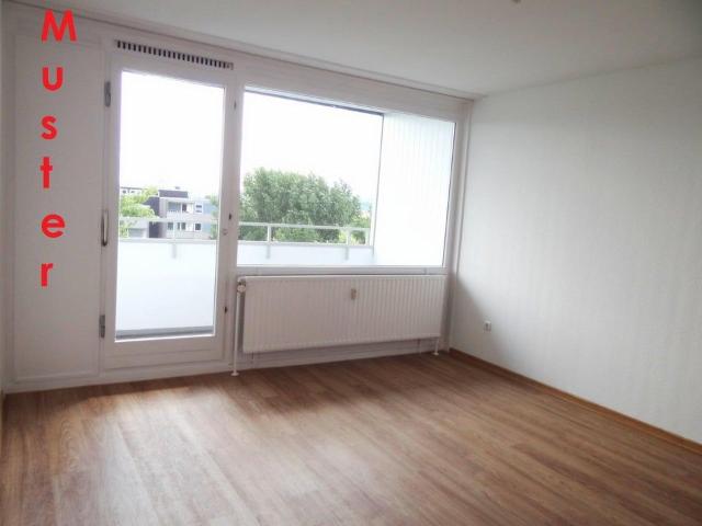 Junges Paar im Glück mit dieser frisch renovierten 2 Zimmer Wohnung