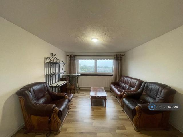 Juniper Avenue, East Kilbride. 3 bed flat to rent £850 pcm £196 pw