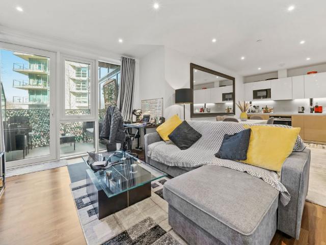 Juniper Drive, London SW18, 2 bed flat to rent, £3,000 pcm | PrimeLocation