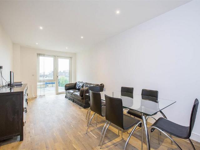Juniper Drive, SW18 2 bed flat to rent £2,850 pcm £658 pw