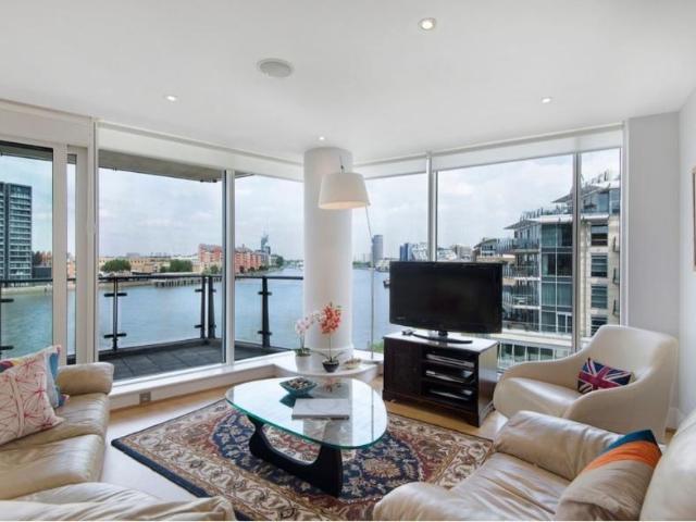 Juniper Drive, Wandsworth, SW18 3 bed flat to rent £4,600 pcm £1,062 pw