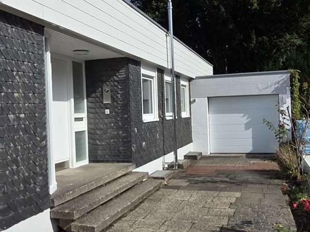JUNKERSDORF moderner Bungalow mit Garten & Garage