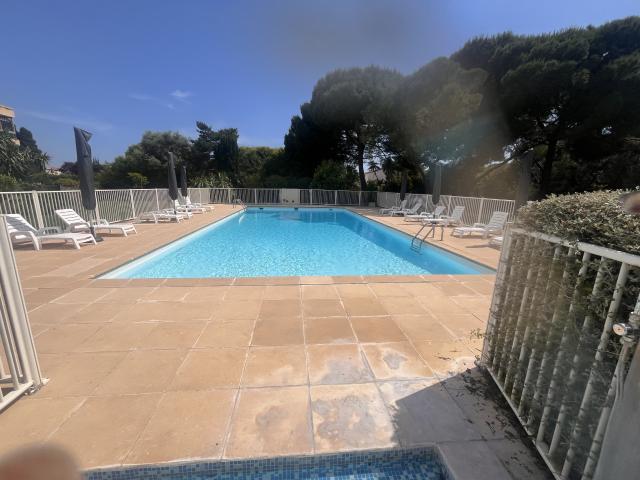 JUAN LES PINS MAGNIFIQUE STUDIO A LA LOCATION SAISONNIERE