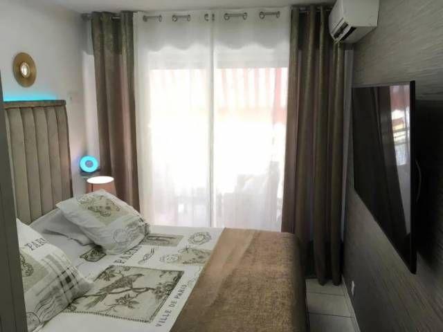 JUAN LES PINS F2 meublé avec grand balcon