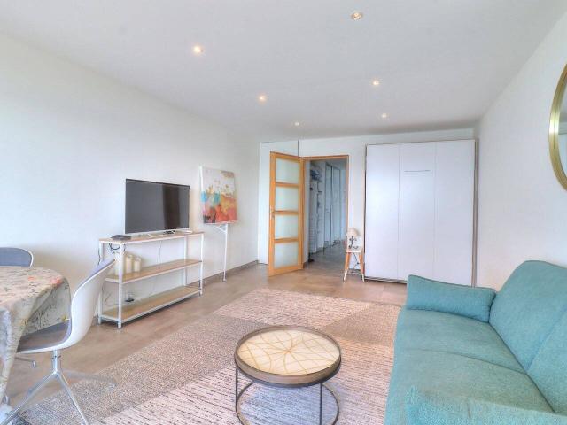 JUAN LES PINS – STUDIO DE STANDING AVEC VUE PANORAMIQUE MER –