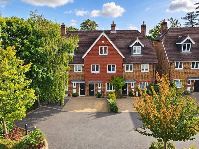 Jubilee Close, Horley RH6, 4 bed terraced house to rent, £2,300 pcm | PrimeLocation