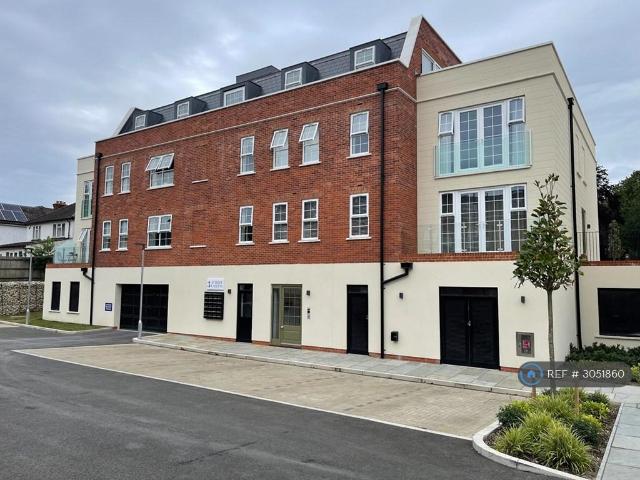 Jubilee Gardens, Weybridge, KT13 2 bed flat to rent £2,250 pcm £519 pw