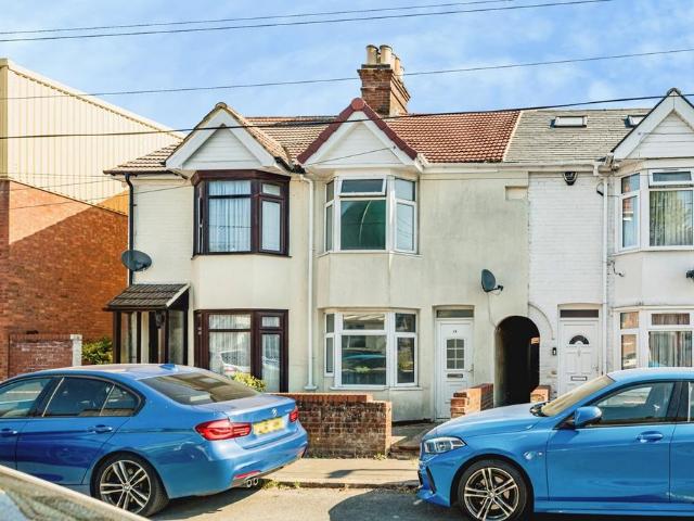 Jubilee Road, High Wycombe. 3 bed semi detached house to rent £1,700 pcm £392 pw