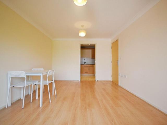 Jubilee Square, Reading RG1, 2 bed flat to rent, £1,500 pcm | PrimeLocation