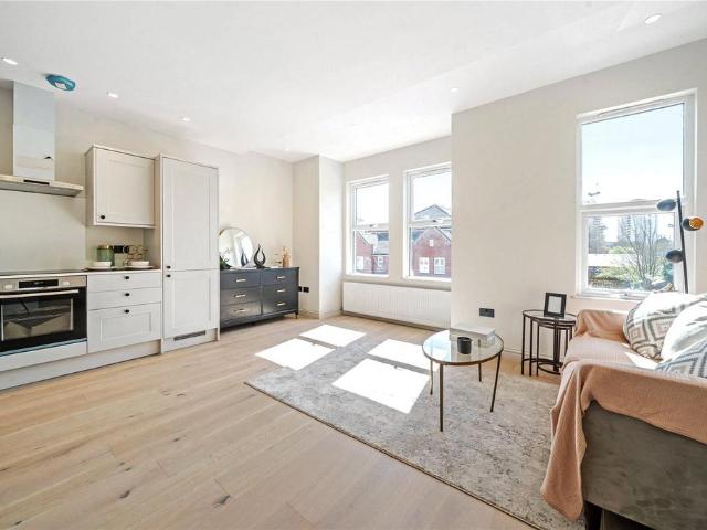 Julian Avenue, London, W3 2 bed flat to rent £2,250 pcm £519 pw