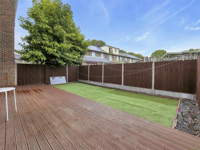 Julian Place, Isle of dogs, London E14 4 bed flat to rent £3,380 pcm £780 pw