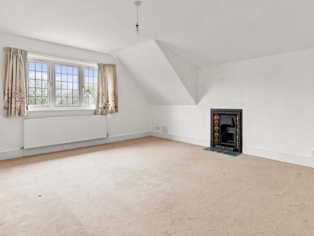 Julian Road, Folkestone, CT19 2 bed flat to rent £1,200 pcm £277 pw