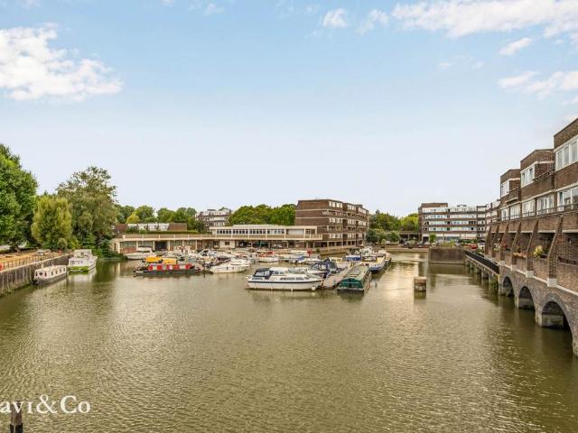 Julius Court, Brentford 2 bed apartment to rent £2,150 pcm £496 pw