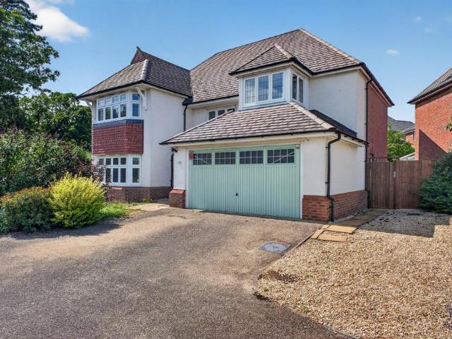 Jupiter Road, Worcestershire WR11 4 bed detached house to rent £2,250 pcm £519 pw