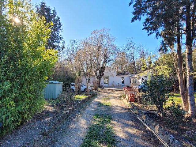Just a few minutes from a pretty village with all amenities. 90m² Cazouls lès Béziers