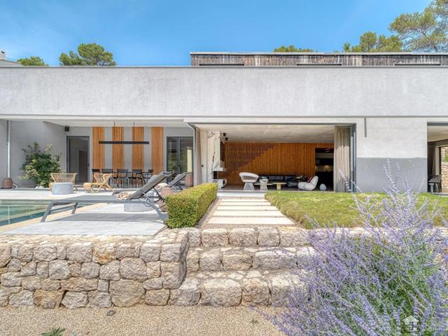 Just a few minutes’ walk from the village of Valbonne, this. 225m² Valbonne