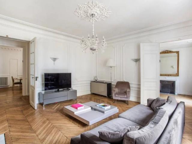 Just a few steps from Avenue Marceau and Place de l’Alma, on. 168m² Paris 16Ème