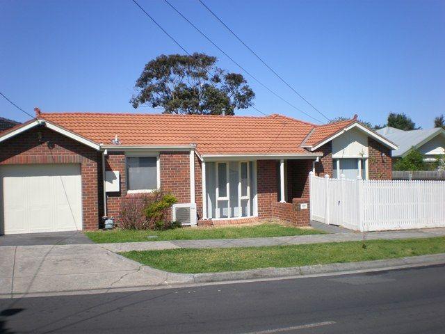Just a short walk to the Gilbert Road tram this lovely 2 bedroom home is perfectly positioned in prime location