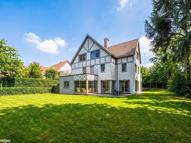 Just a stone’s throw from Place Dumon – Stunning villa