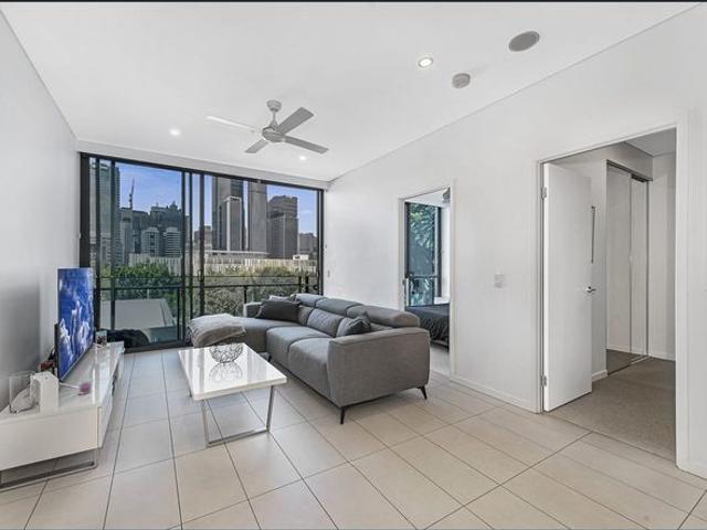 Just become available 2 bedrooms apartment with city view, unfurnished