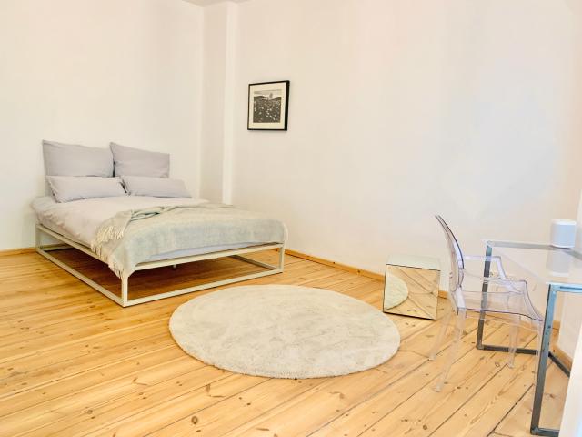 Just bring your suitcase! Minimal meets comfort in peaceful city studio