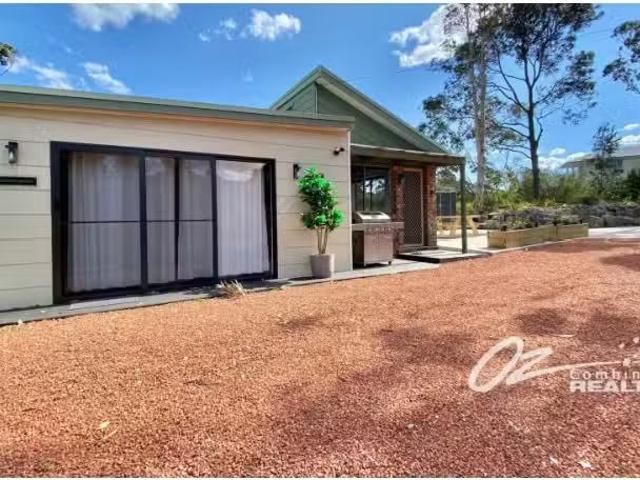 Unique a/128 Waldegrave Crescent, Vincentia Apartment for rent.