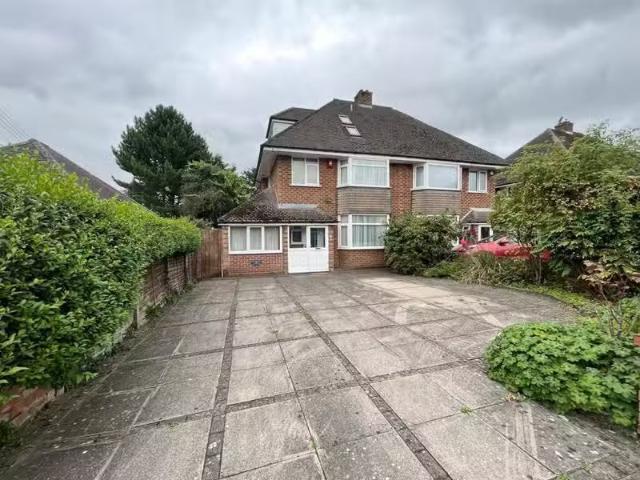 Cheap Semi detached house for rent in Meadow Road, Wythall, Bi.