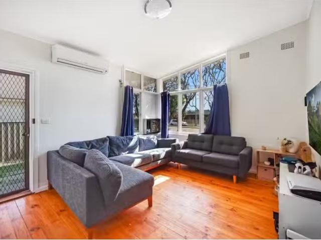 Deal! 141 Luxford Road, WHALAN House for rent Listed by Chels.
