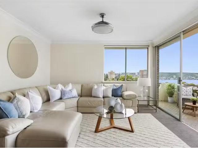 Charming 15/44 Lauderdale Avenue, Fairlight Apartment for rent.