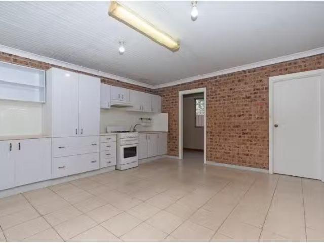 Just in! 159a Hoxton Park Road, Cartwright House for rent Lis.
