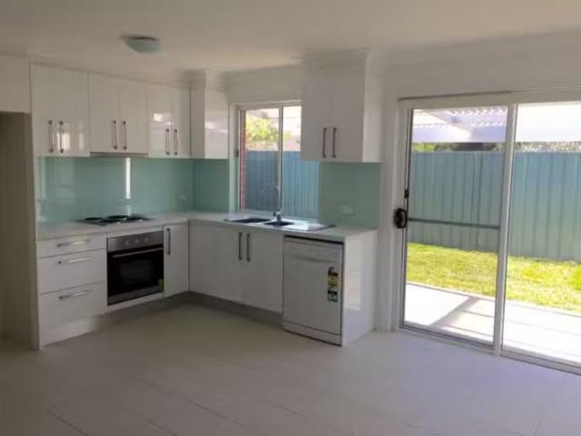 Cheap 15A Parkland Avenue, Macquarie Fields House for rent Li.