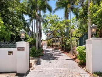 Cozy 160 Wynnum Road, Norman Park House for rent Listed by Ca.