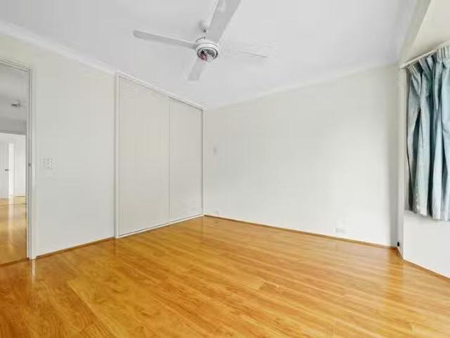 Deal! 16 Mollerin Place, South Lake, WA 6164