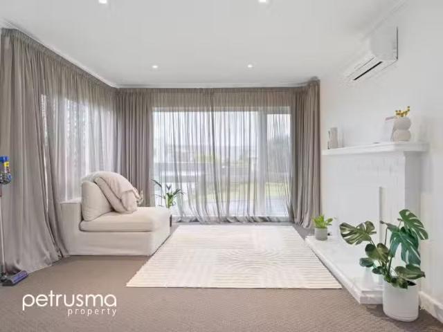 Unique 16 Ninda Street, Rosny House for rent Listed by Kendal.