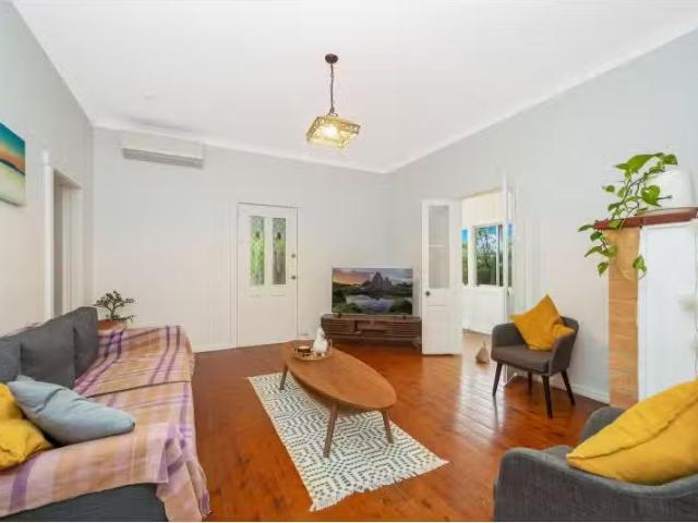 Deal! 178 Railway St, WOY WOY House for rent Listed by Trinet.