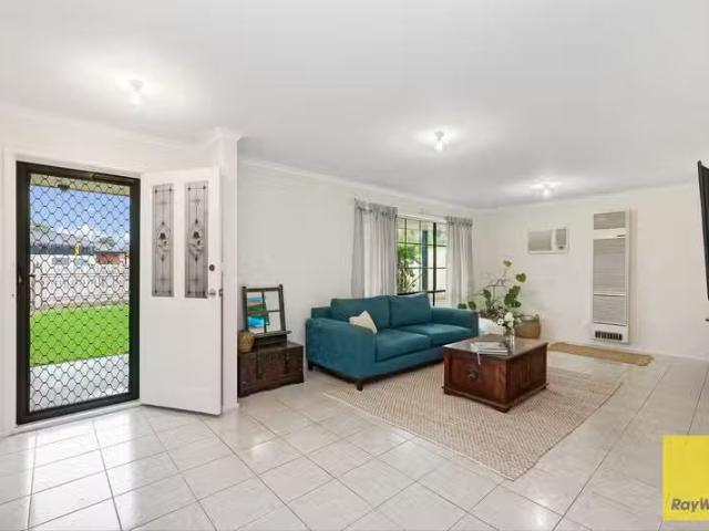 For Rent! 17 Longfellow Drive, Delahey VIC 3037