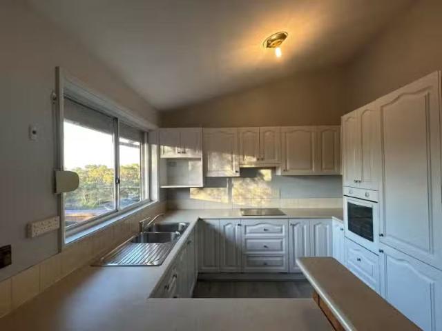 Cheap 17 Peridot Close, EAGLE VALE House for rent Listed by E.