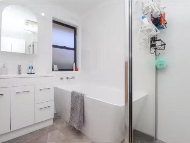 Cozy 18 Maple Road, Lake Albert House for rent Listed by Prop.