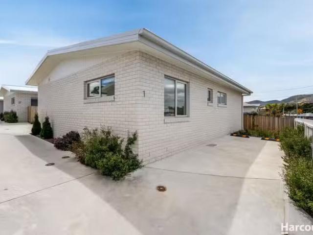 Nice 1/8 Bilton Street, CLAREMONT, TAS 7011 House for Rent