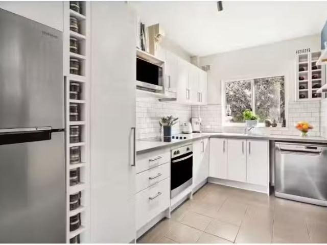 Just in! 1/8 Surfside Avenue, Clovelly Apartment for rent Lis.